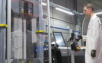 Trekbank in metaaltestlaboratorium van SGS INTRON