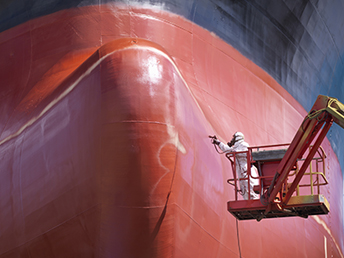 Spuitverf op boeg schip