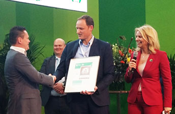 Ron Leppers overhandigt CSC certificaat aan Bosch Beton