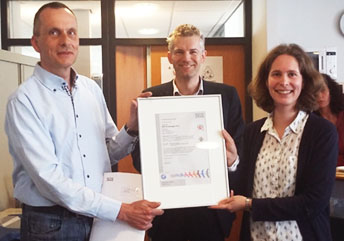 Jan-Willem Groot overhandigt certificaat aan KSP Archeologie