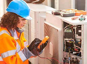 Vrouw inspecteert airconditioning op dak